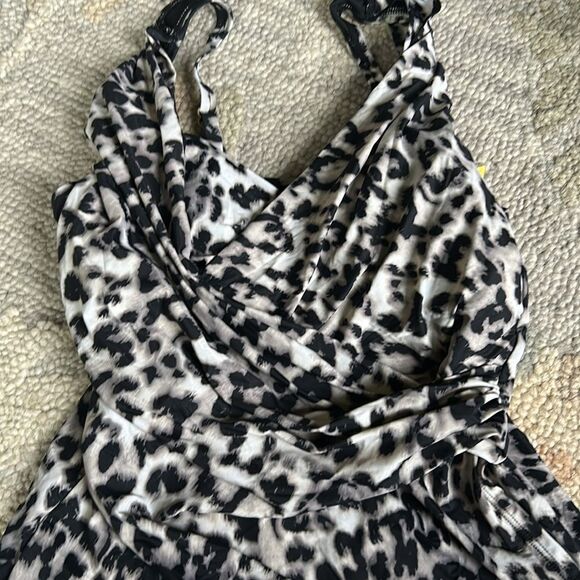 Land's End Tankini top surplice wrap adjustable straps soft cup animal print 10 - Picture 4 of 7